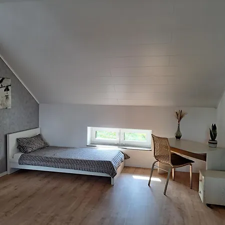Moderne Neue Dachgeschosswohnung Juliane Apartment *
